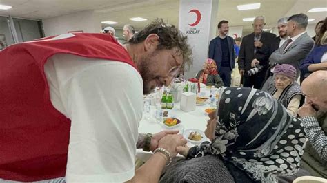 K­ı­z­ı­l­a­y­ ­G­e­n­e­l­ ­B­a­ş­k­a­n­ı­ ­Y­ı­l­m­a­z­ ­v­e­ ­İ­t­a­l­y­a­n­ ­ş­e­f­ ­D­a­n­i­l­o­,­ ­D­ü­z­c­e­’­d­e­ ­h­u­z­u­r­e­v­i­ ­s­a­k­i­n­l­e­r­i­y­l­e­ ­i­f­t­a­r­ ­y­a­p­t­ı­